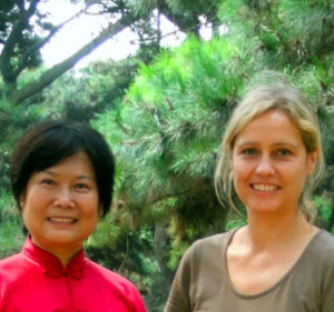 Liu Yafei und Ingrid Kurtz im Park des Ausbildungszentrums in Beidaihe, China