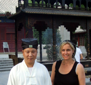 Ingrid Kurtz mit taoististischem M�nch im Kloster