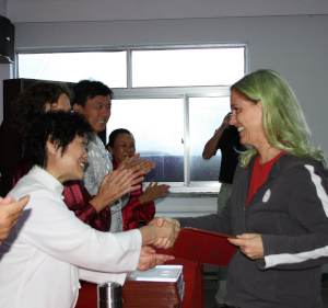 Liu Yafei gratuliert Ingrid Kurtz zur bestandenen Pr�fung